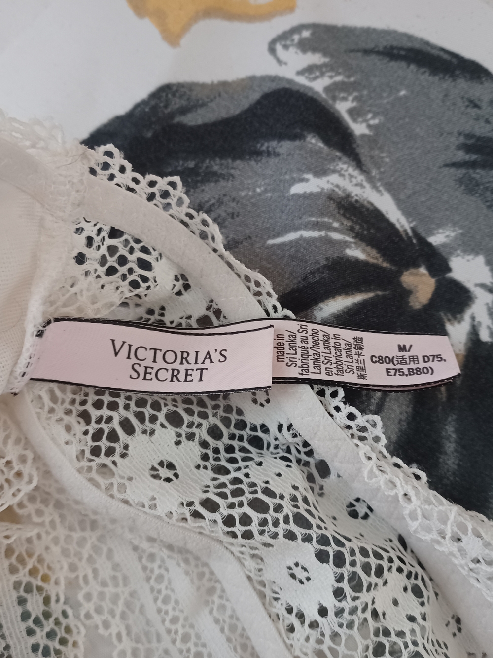 Victoria's Secret Cream Lace Halter Bralette - Picture 3 of 3